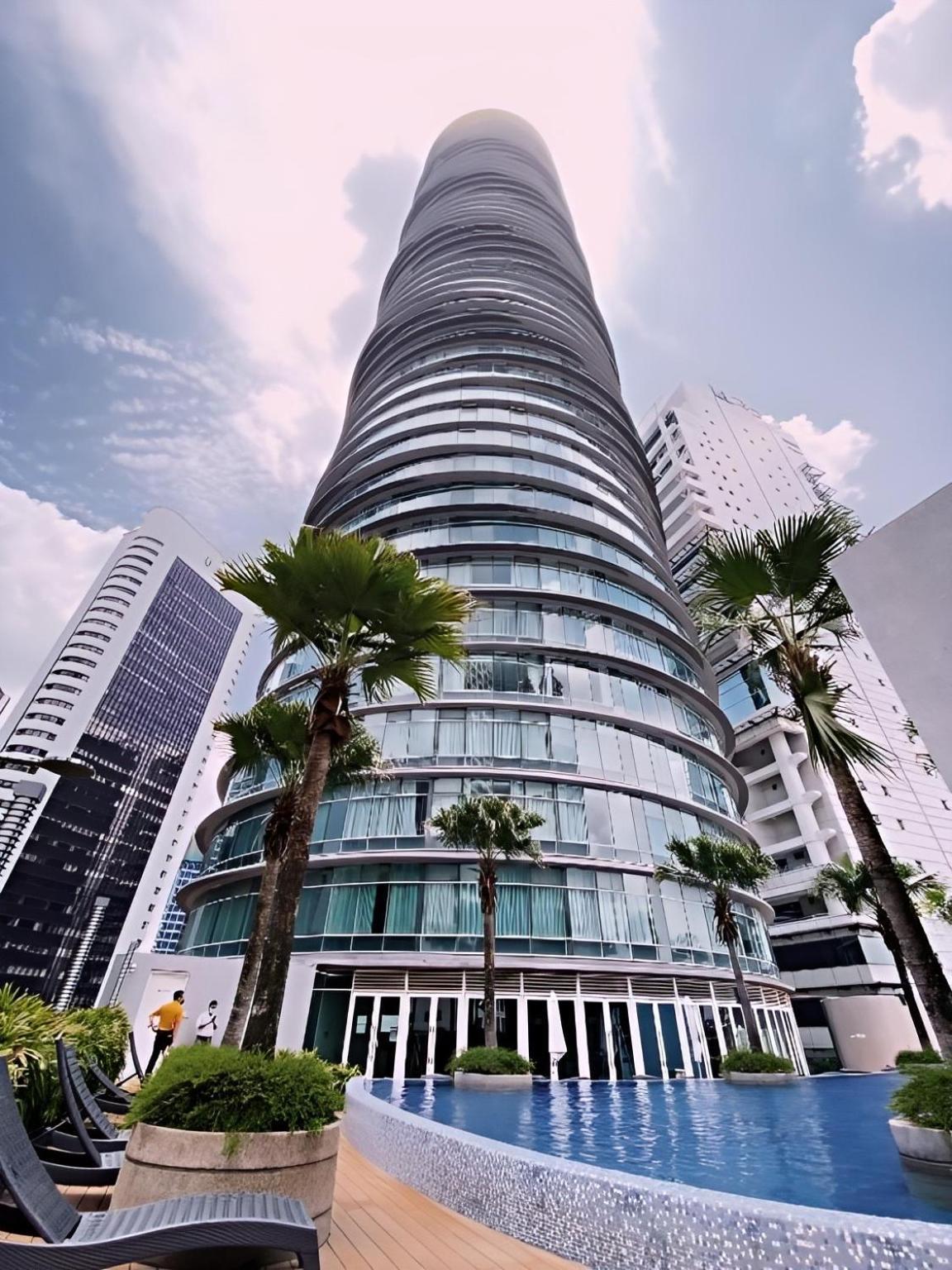 Vortex Klcc At Center * Kuala Lumpur
